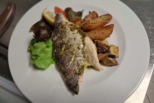 Steak de thon mi-cuit, Auberge Les p'tites canailles à Villette-sur-Ain